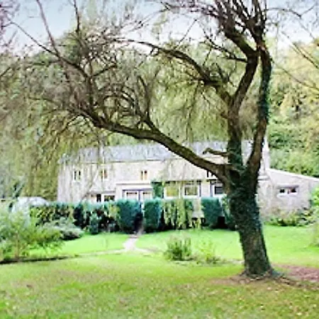 Spacious House With Garden In *