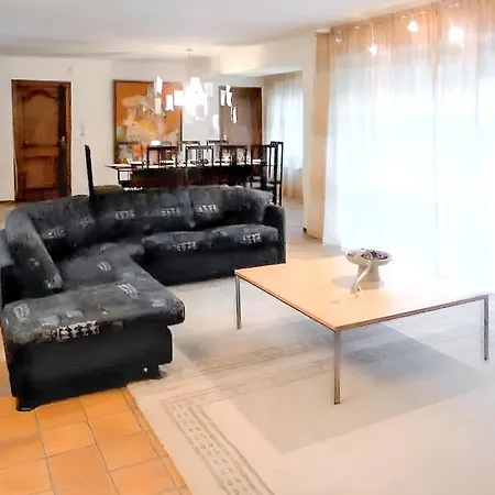 Semesterbostad Spacious House With Garden In