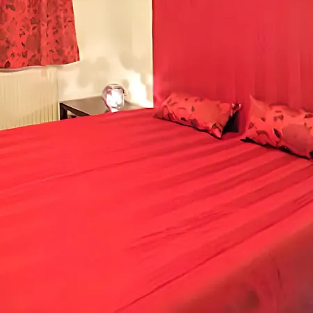 Semesterbostad Spacious House With Garden In