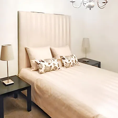 Prázdninový dům Spacious House With Garden In *