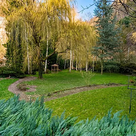 Spacious House With Garden In